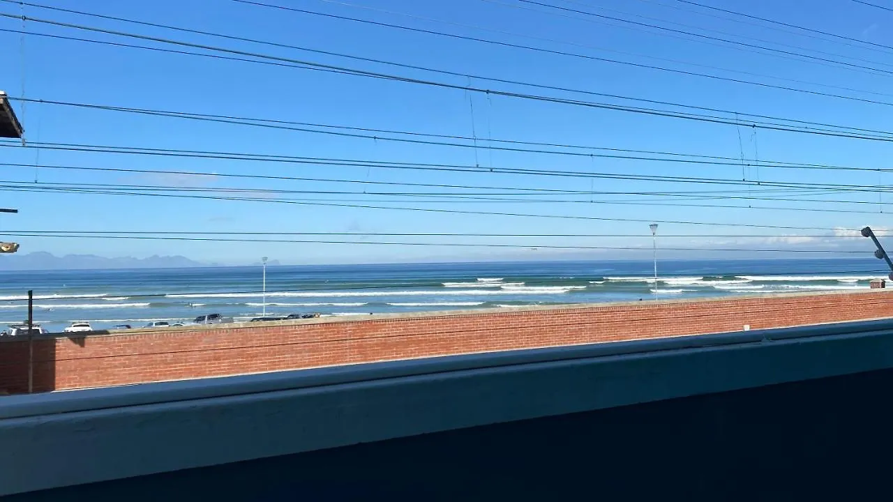 Cozy Beachside Studio Apartment On Surfers Corner Cape Town